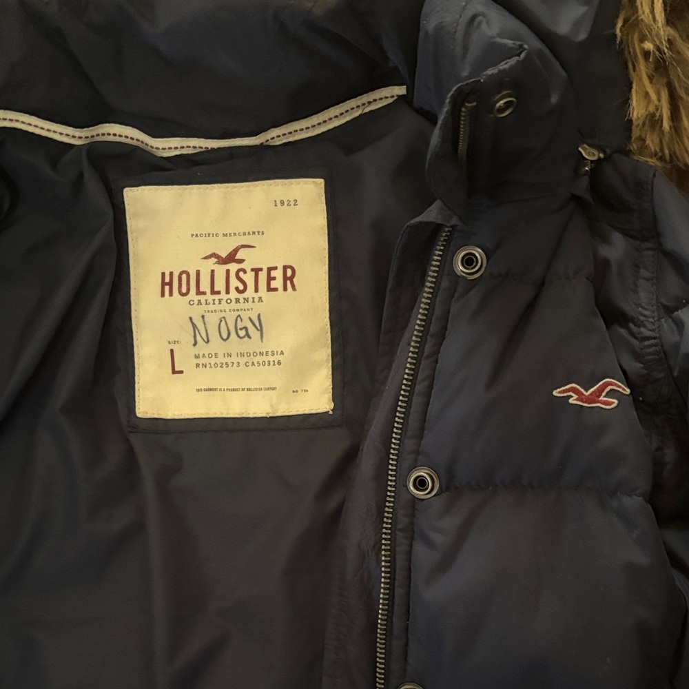 Hollister Women's Dark Blue Puffer Coat with Faux Fur Trim - Picture 2 of 3